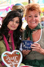 Eine Puja Tasse als Souvenir von Tourismus Chefin Gabriele Weihäupl für Miss India 2007, Puja Gupta (Foto: MartiN Schmitz)
